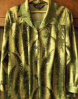 Отдается в дар Женская блузка р.54 тёмно-фисташкового цвета с красивой отделкой воротника