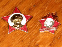 Отдается в дар пуговка и 3 значка СССР
