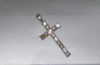 Отдается в дар Подвеска — крест со стразами