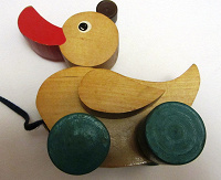 Отдается в дар Детская игрушка СССР — утка на колёсиках