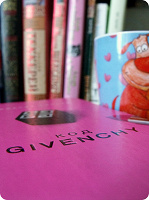 Отдается в дар Книга Джулии Кеннер «Код Givenchy»