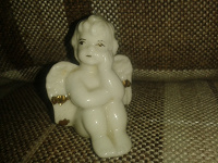 Отдается в дар Маленький керамический ангелочек.