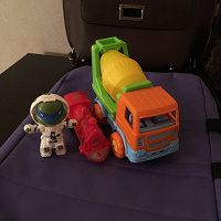 Отдается в дар Игрушки машинка, бетономешалка и черепашка ниндзя космонавт