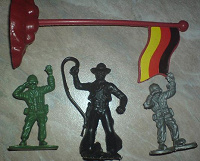 Отдается в дар Три солдата под немецким флагом