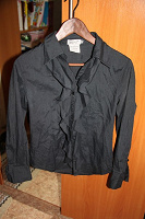 Отдается в дар Черная рубашка с воланами (44 размер)