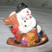 Отдается в дар Фигурка новогодняя Снеговик на лошадке.