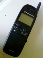 Отдается в дар Motorola олдовая (+ зарядка, гарнитура и чехол)