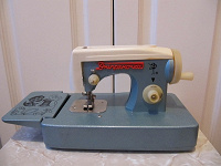 Отдается в дар Детская швейная машинка «Дніпряночка».