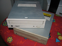 Отдается в дар CD-ROM-ы, HDD-ы.