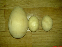 Отдается в дар Яйца деревянные + одно оплетенное