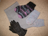 Отдается в дар Теплый дар — варежки, шарфик, перчатки