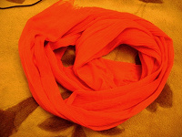 Отдается в дар Красные шарфики — потеплее и похолоднее