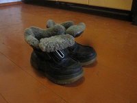 Отдается в дар зимняя обувь на мальчика 7 лет:)