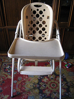 Отдается в дар детское кресло-качели с столиком