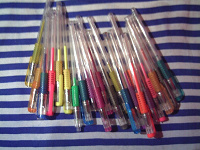 Отдается в дар 23 гелевые цветные ручки
