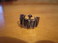 Отдается в дар серебряное кольцо «летучая мышь»