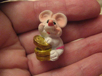 Отдается в дар Маленькая мышка с денежкой