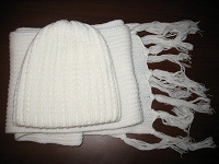 Отдается в дар Комплектик белый шапка и шарфик