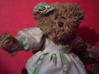 Отдается в дар Мягкая игрушка — медвежонок в платье
