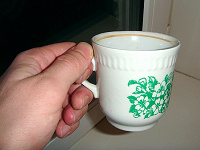 Четыре кофейные чашки с зеленым узором