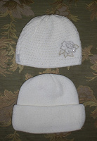 Отдается в дар Две женские белые шапки