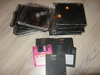 Отдается в дар CD боксы и дискеты
