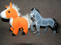 Отдается в дар Две лошадки и мишка из магазина«Фамилия»