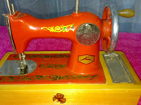 Отдается в дар детская швейная машинка