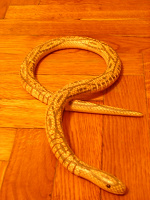 Отдается в дар Игрушечная деревянная змейка