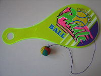 Отдается в дар Игра ракетка с привязанным к ней мячиком.