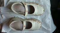 Отдается в дар Красивые детские туфельки белого цвета.