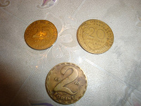Отдается в дар разные желтые монеты