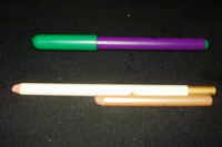 Отдается в дар 2 карандаша: белый и телесный (с перламутром)