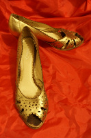 Отдается в дар Золотистые туфельки :)