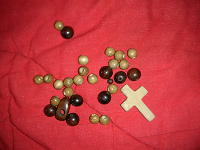 Отдается в дар Бусины деревянные и деревянный крест
