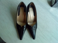 Отдается в дар Туфли черные женские, классические (размер 35)