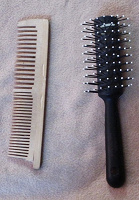 Отдается в дар Для волос: расческа пластиковая, расческа деревянная и щетка.