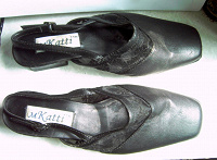 Отдается в дар Черные туфли-босоножки, 37 размер