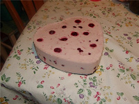 Отдается в дар Йогуртовый торт с вишней (без выпечки)