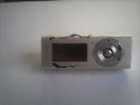 Отдается в дар MP3 плеер рабочий, НО сломана крышечка которая держит батарейку