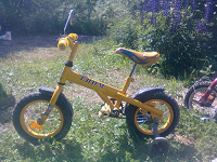 Отдается в дар желтый велосипед двухколёсный