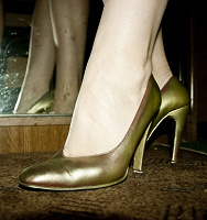 Отдается в дар Золотые женские туфли
