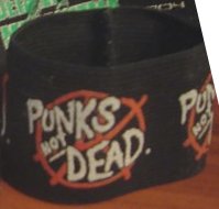 Отдается в дар напульсник «Punks not dead»