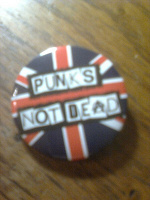 Отдается в дар Значок «Punks not dead»