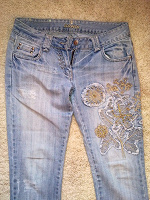 Отдается в дар джинсы 44 размер, с вышивкой и потертостями