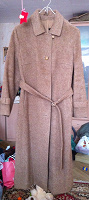 Отдается в дар Пальто женское 46-48 бежевое из шерсти ламы.