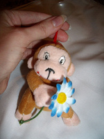 Отдается в дар мягкая игрушка обезьянка. С цветком и присоской.