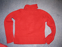 Отдается в дар два свитера — белый и красный