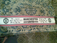 Отдается в дар Шарф футбольный «Manchester United» с автографами игроков и тренера