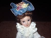 Отдается в дар Фарфоровая кукла «Дама эпохи»